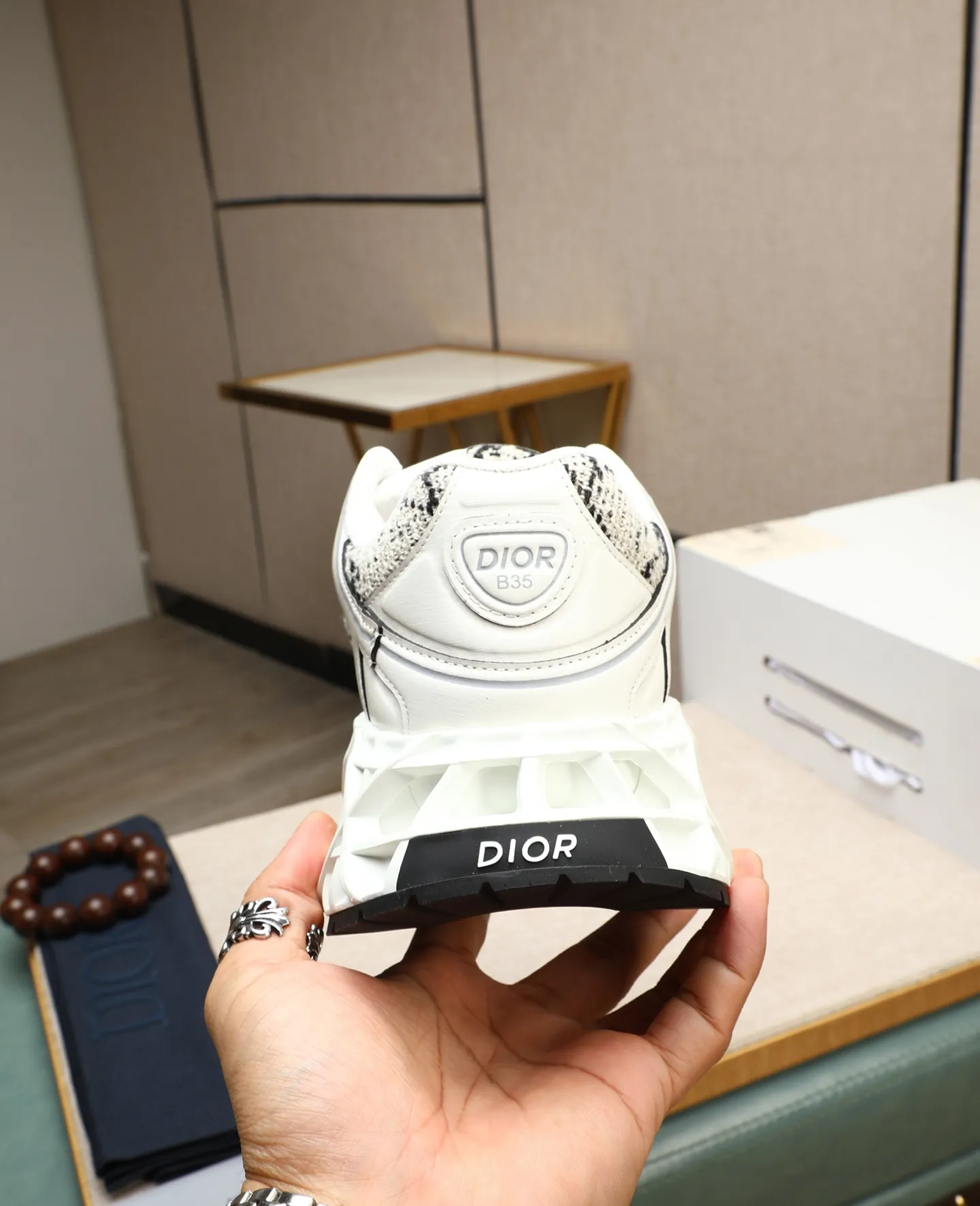 Men's shoes 💰800💰 Men's style 👦🏻Dior Dior B35 High-end quality Original casual sports shoes Upper: special environmentally friendly leather. High-frequency brand totem, brand totem cloth, tongue plastic brand logo, heel high-frequency brand logo Lining: brand canvas Original version: ultra-light TPR·rubber; two-color molded outsole Ultra-high quality control and fine workmanship: High-end, extravagance and class. Size: 39-44 (38, 45, 46, can be customized)…! !
